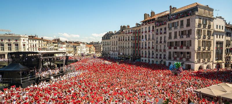 fetes ete danses populaires gastronomie france joie convivialite traditions regionales